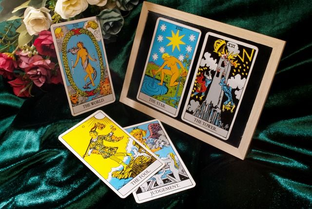 Selecting Your Soul Deck: Tips for Choosing the Right Tarot Cards